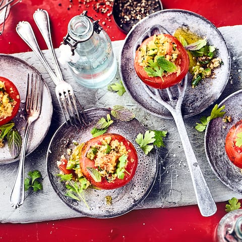 Genießen Sie dieses schnelle, vegetarische Gericht als Snack oder Beilage: Probieren Sie unsere Grilltomate mit pikanter Füllung aus Bulgur, Tomate, Gurke und Lauch – fertig in 30 Minuten!