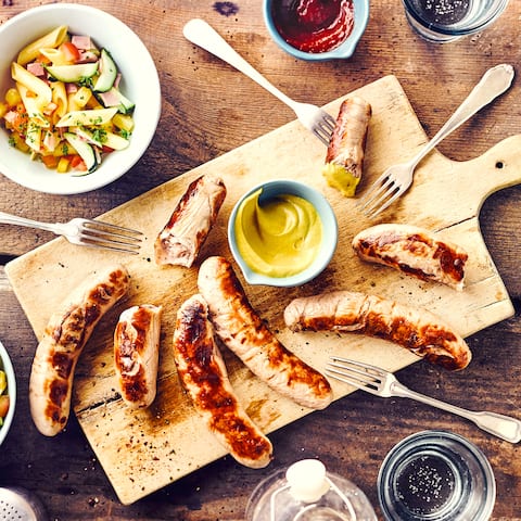 Grillwurst mit Pennesalat