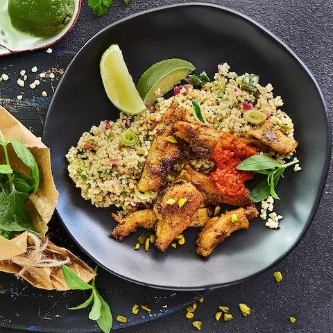 Entdecken Sie unser vegetarisches Rezept für Grüner Couscous-Salat mit viel grünem Gemüse, Kräuter und veganem Fleisch-Ersatz. 