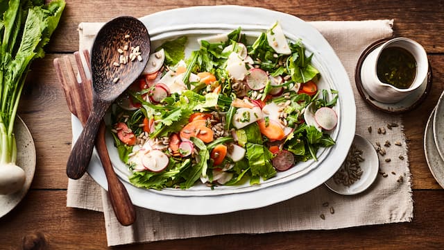 Grüner Salat mit Mairübchen