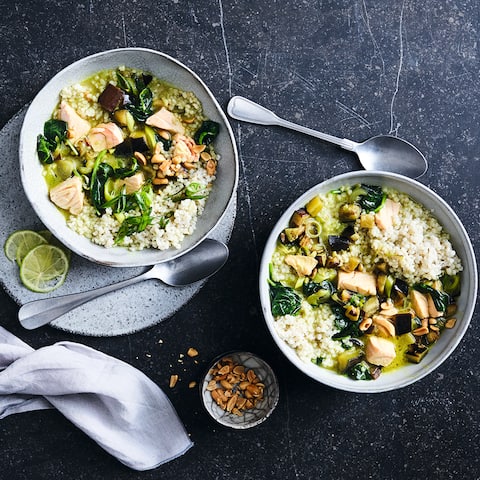 Eine ungewöhnliche Kombination die ein wahres Geschmackserlebnis bringt: Grünes Lachs-Curry mit Babyspinat, Kokosmilch, Graupen und Erdnüssen. 