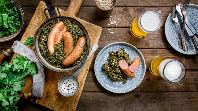 Die grobkörnige und geräucherte Grützwurst wird vor Allem in Norddeutschland gerne zu Grünkohl gegessen: In unserem Rezept für Grünkohl mit Pinkel verraten wir Ihnen ganz einfach wie der Klassiker zubereitet wird. 