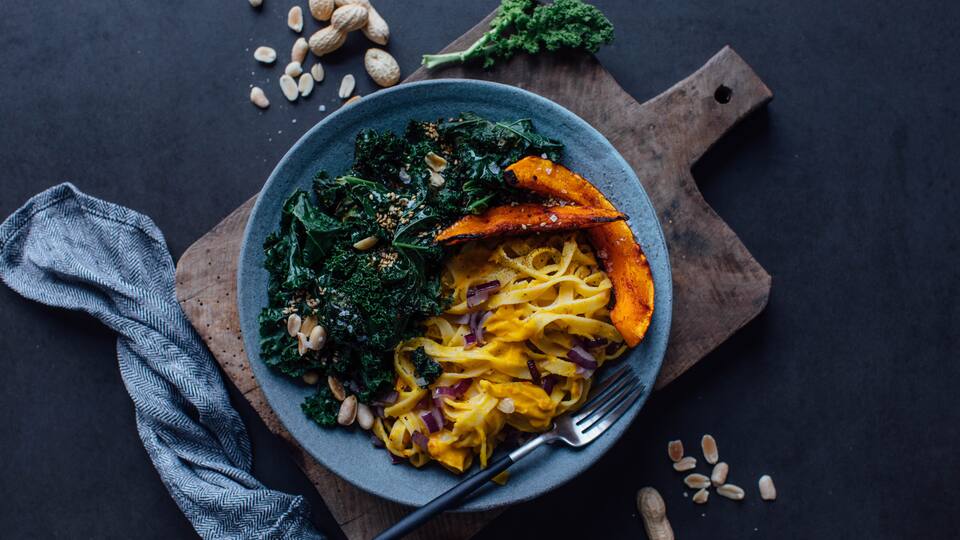 Das nennen wir einmal Pasta mit Power-Gemüse! Unsere Grünkohl-Pasta mit Kürbisspalten und Cashewkernen ist nicht nur gesund, sondern auch super lecker!