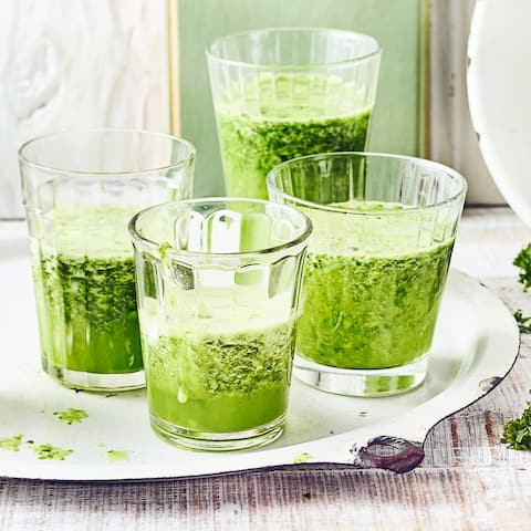 Mixen Sie sich mit diesem Rezept eine echte Vitaminbombe: Ein Grünkohl-Smoothie vereint die gesunden Nährstoffe von Obst und Gemüse – und schmeckt lecker!