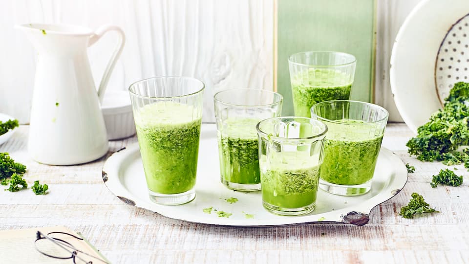 Mixen Sie sich mit diesem Rezept eine echte Vitaminbombe: Ein Grünkohl-Smoothie vereint die gesunden Nährstoffe von Obst und Gemüse – und schmeckt lecker!