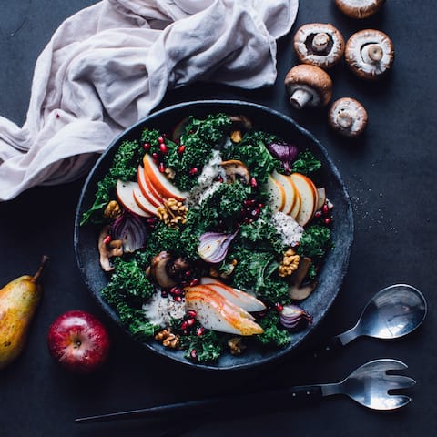 Gesund, lecker und ein richtiger Vitaminbooster ist unser Grünkohl-Salat mit Apfel und Nüssen und köstlichem Tahin-Dressing. 