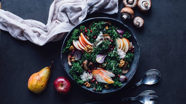 Grünkohlsalat mit Apfel und Nüssen