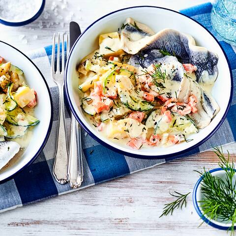 Probieren Sie unsere Variante dieses klassischen Fischgerichts einmal aus: Gurken-Kartoffeln mit Möhre und Dill in einer pikanten Frischkäse-Soße, dazu Bismarck-Hering – fertig in 35 Minuten!