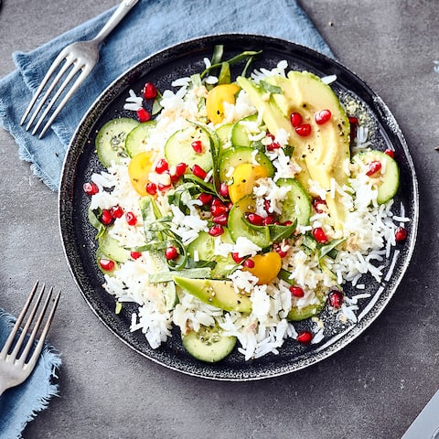 Unser Rezept für einen erfrischenden Gurken-Reis-Salat ist vegan und in 20 Minuten zubereitet: Mit Mangold, Avocado und Granatapfelkernen – gleich ausprobieren!