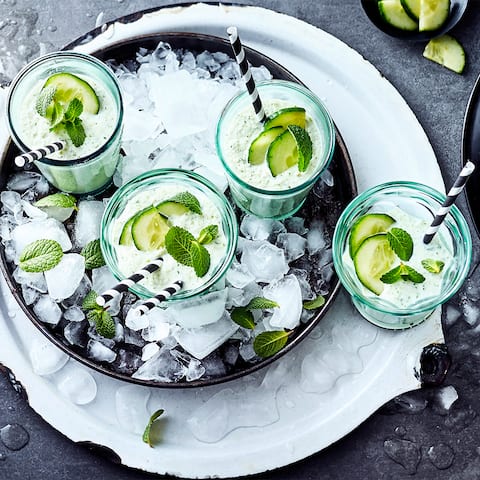 Grüne Smoothies liegen ja bekanntlich im Trend und wir servieren ihn am liebsten mit Gurke. Mit nur wenigen Zutaten und in 10 Minuten hergestellt ist unser Gurken Smoothie ein wahrer Frische Kick. 