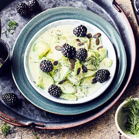 Dieses vegane Gericht haben Sie in 15 Minuten zubereitet: Probieren Sie unseren Salat aus Gurken und Brombeeren mit einem Dressing aus Soja-Joghurt, Dill und Zitronensaft – erfrischend lecker!