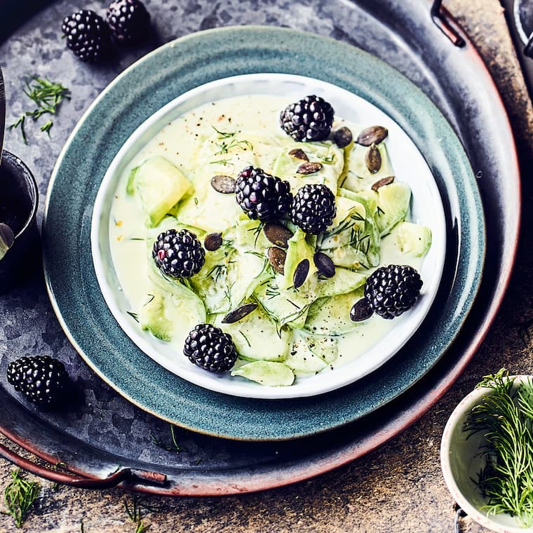 Gurkensalat mit Brombeeren