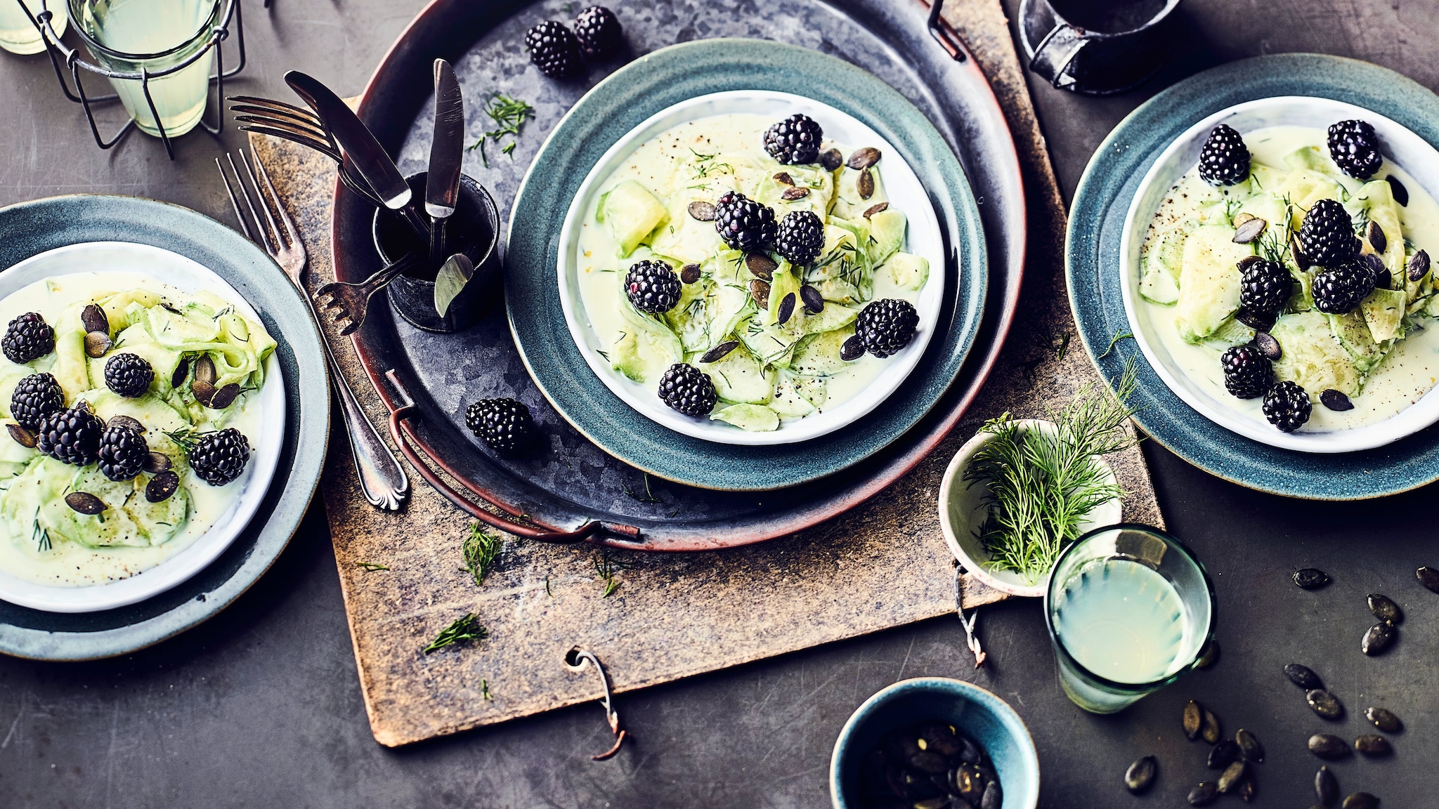 Gurkensalat mit Brombeeren