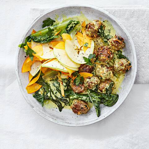 Frische vollwertige Zutaten in einer super leckeren und schnell gemachten Kombination: Unser Rezept für Hackbällchen mit Kürbis, Apfel und Salat. 