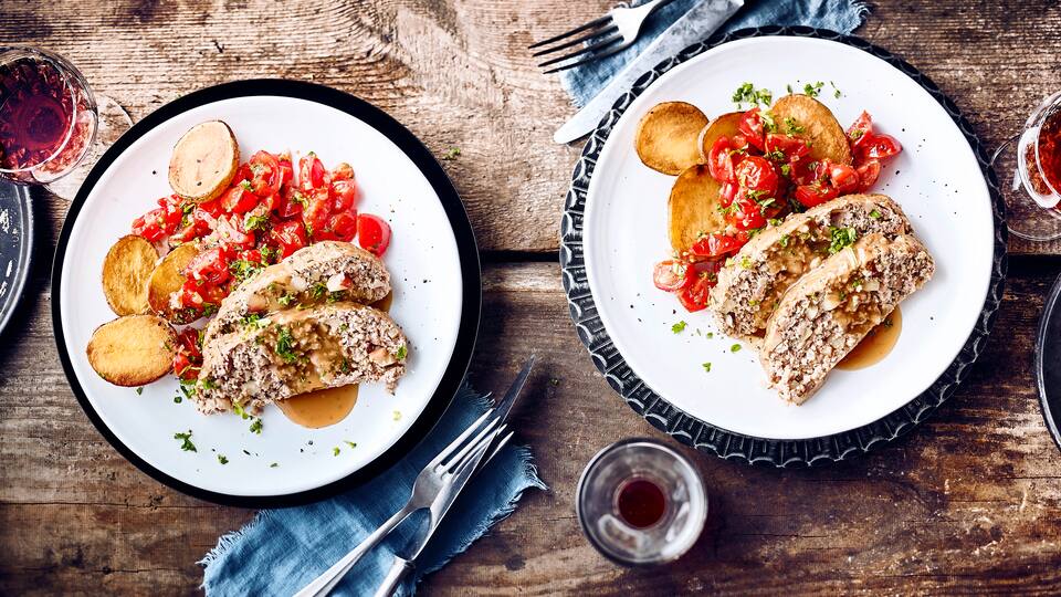 Kann es mit jedem Festtagsmenü aufnehmen: Ein würziger Braten aus gemischtem Hackfleisch mit fein gewürfelten Äpfeln. Dazu Kartoffeln und fein geschmorte Tomaten.