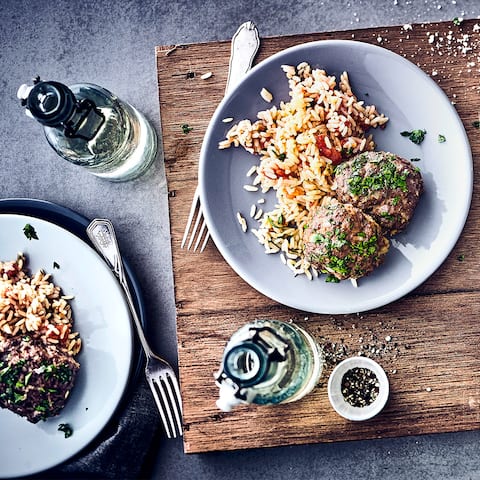 Schnelles Gericht zum Sattessen: Probieren Sie unsere Hackfleisch-Schafskäse-Fladen mit pikantem Tomaten-Reis – mediterran und lecker!