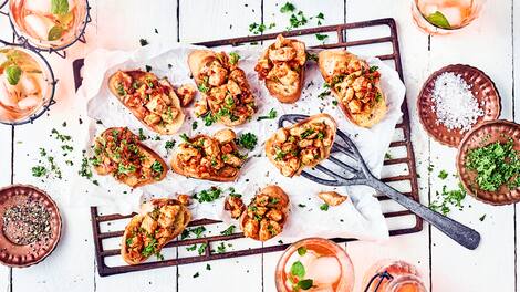 Kein klassisches Bruschetta, dafür aber mit kross angebratenen Hähnchenbrustfilets und Tomaten belegt. Probieren Sie doch mal alternativ unsere Hähnchenbrust-Bruschetta.
