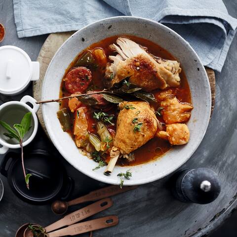 Deftiger Eintopf aus dem amerikanischen Südstaaten: Probieren Sie unser Hähnchen-Gumbo mit Chorizo, Paprika, Süßkartoffeln und Thymian – pikant und lecker!