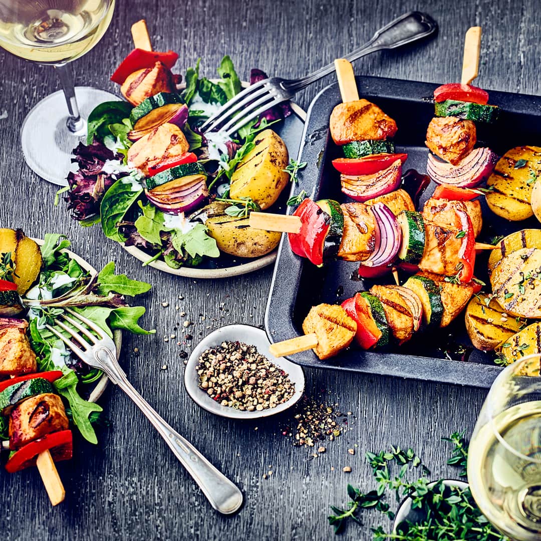 Hähnchen-Spieße mit Salat
