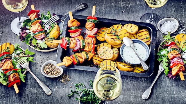 Hähnchen-Spieße mit Salat