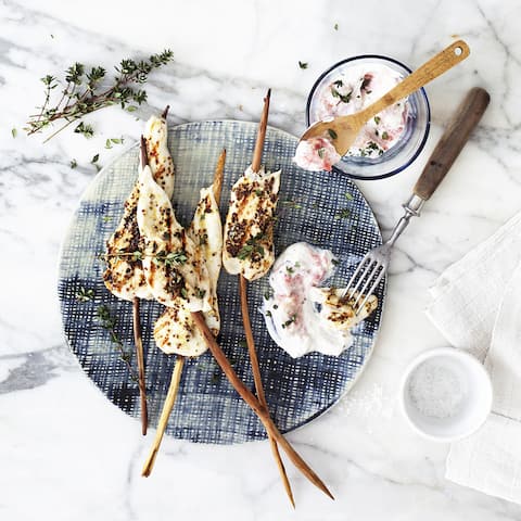 Diese raffinierte Kombination aus Geflügel und Frucht sollten Sie probieren: Unsere gegrillten Hähnchen-Sticks in Zitronen-Senf-Marinade mit griechischem Joghurt und frischen Feigen – süß und pikant!