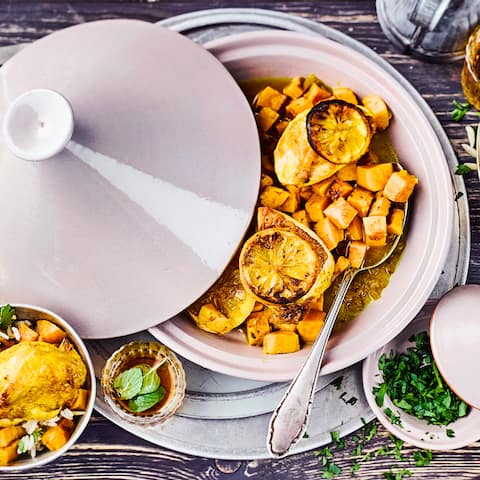 Schlemmen Sie mit Ihren Gästen auf orientalische Art: Probieren Sie unser Rezept für Hähnchen-Tajine mit Süßkartoffeln, Kurkuma, Koriander und Kreuzkümmel an Langkornreis mit gerösteten Mandelstiften und Petersilie!