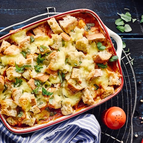 Aufläufe sind ideal, um Zeit zu sparen und frische Zutaten sowie altbackenes Brot zu verarbeiten. In unserem Rezept mit Hähnchen z. B. trockenes Weißbrot.