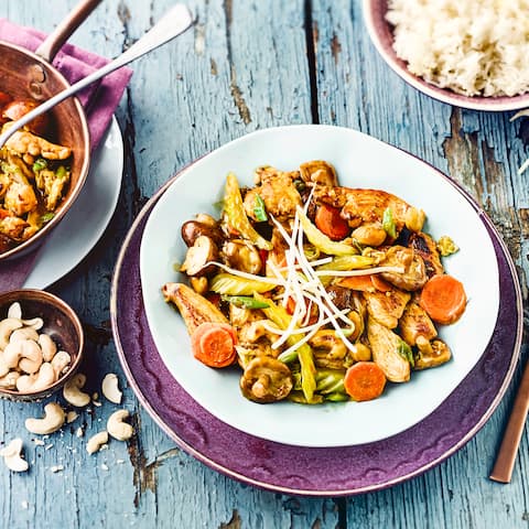 Hähnchenbrust mit knackigem Gemüse erhält durch indische Gewürze und Ingwer eine besondere Note und ist mit unserem Rezept leicht zuzubereiten.