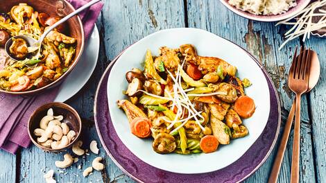 Hähnchenbrust mit knackigem Gemüse erhält durch indische Gewürze und Ingwer eine besondere Note und ist mit unserem Rezept leicht zuzubereiten.