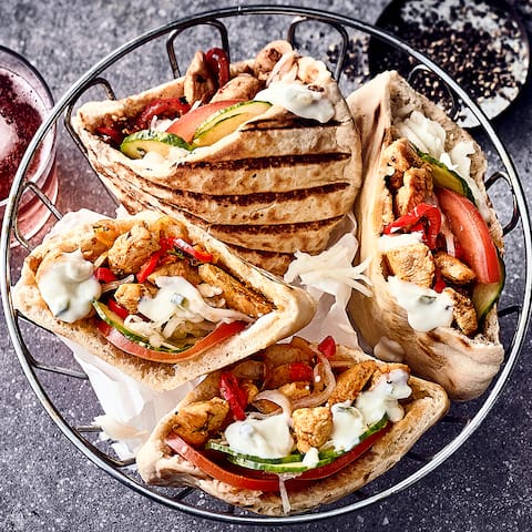 Lecker im Pita-Brot mit frischem Salat und Tzaziki serviert schmeckt das selbstgemachte und fein gewürzte Hähnchengyros besonders gut.