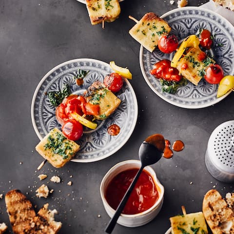Mit unserem Rezept für Halloumi-Spieße punkten Sie auf Ihrer nächsten Grillparty nicht nur bei Vegetariern, sondern garantiert auch bei Fleisch- und Würstchen-Fans.