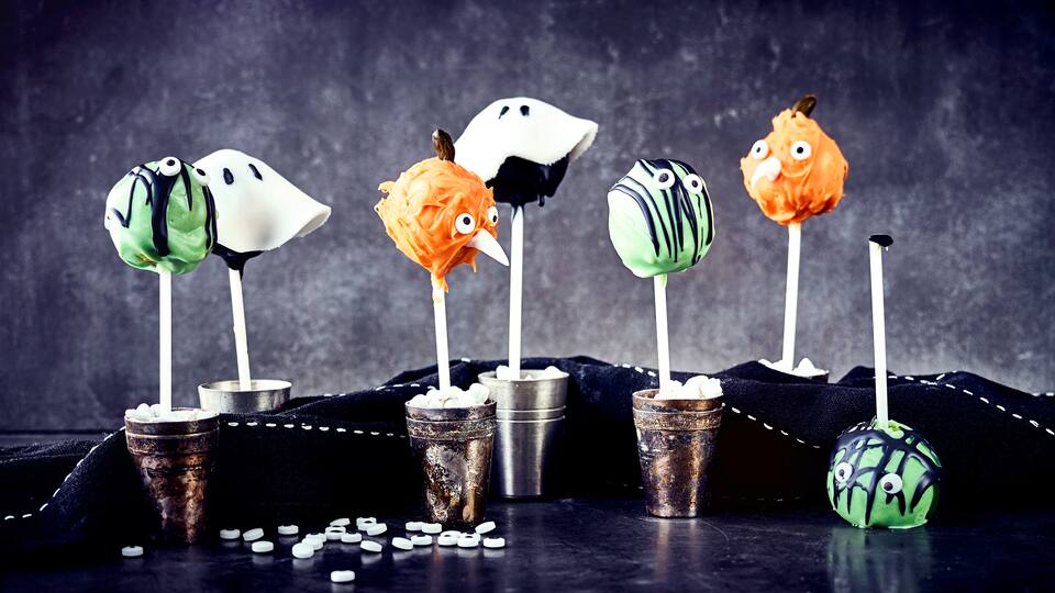 Grusel, Grusel, Geisterstunde! Unser Rezept für dreierlei gruselige Halloween Cake Pops sind genau das Richtige für die nächste Halloweenparty.