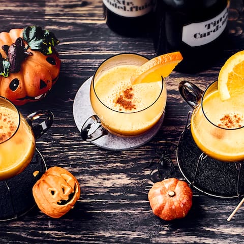 Alkoholfreier Punsch aus Kürbis, Orangensaft und Zimt.