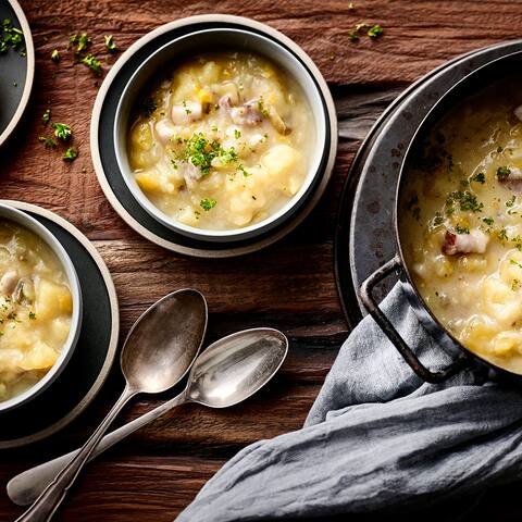 Geschmacklich intensiv und lecker würzig: Probieren Sie einmal unsere Harzer Käse Kartoffelsuppe mit Schinkenspeck und Lauch. 