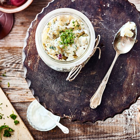 Sie suchen noch einen deftigen Snack für Ihren Frühstücksbrunch? Probieren Sie unseren Salat aus Harzer Käse, Altbier, saurer Sahne, frischem Apfel und Kräutern – fertig in 20 Minuten!