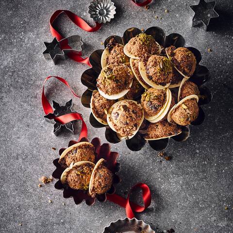 Bereiten Sie mit unserem Rezept für Haselnusskekse fruchtige Plätzchen aus einem Teig mit Cranberrys, getrocknet und als Nektar, und dunkler Schokolade zu.