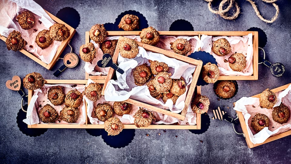 Weihnachtliche Haselnussmakronen schmecken herrlich würzig und nussig und können entweder selbst vernascht werden oder sind ein schönes Mitbringsel in der Adventszeit.