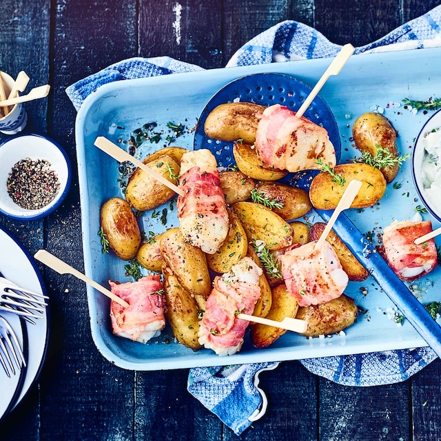 Da Hecht als Speisefisch einen relativ geringen Fettgehalt hat, können Sie ihn ruhig mit Speck umwickelt als Hecht-Speck-Spieße knusprig anbraten und direkt genießen!