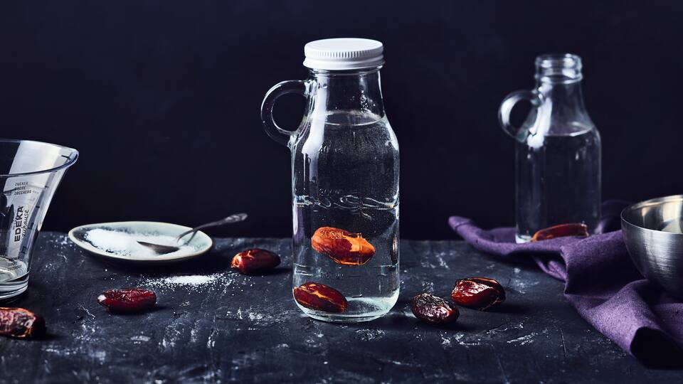 Selbstgemachtes Hefewasser - auch als wilde Hefe bekannt - lässt sich aus 3 Zutaten herstellen und ist eine Idee, falls Sie einmal keine frische oder getrocknete Hefe bekommen sollten. 