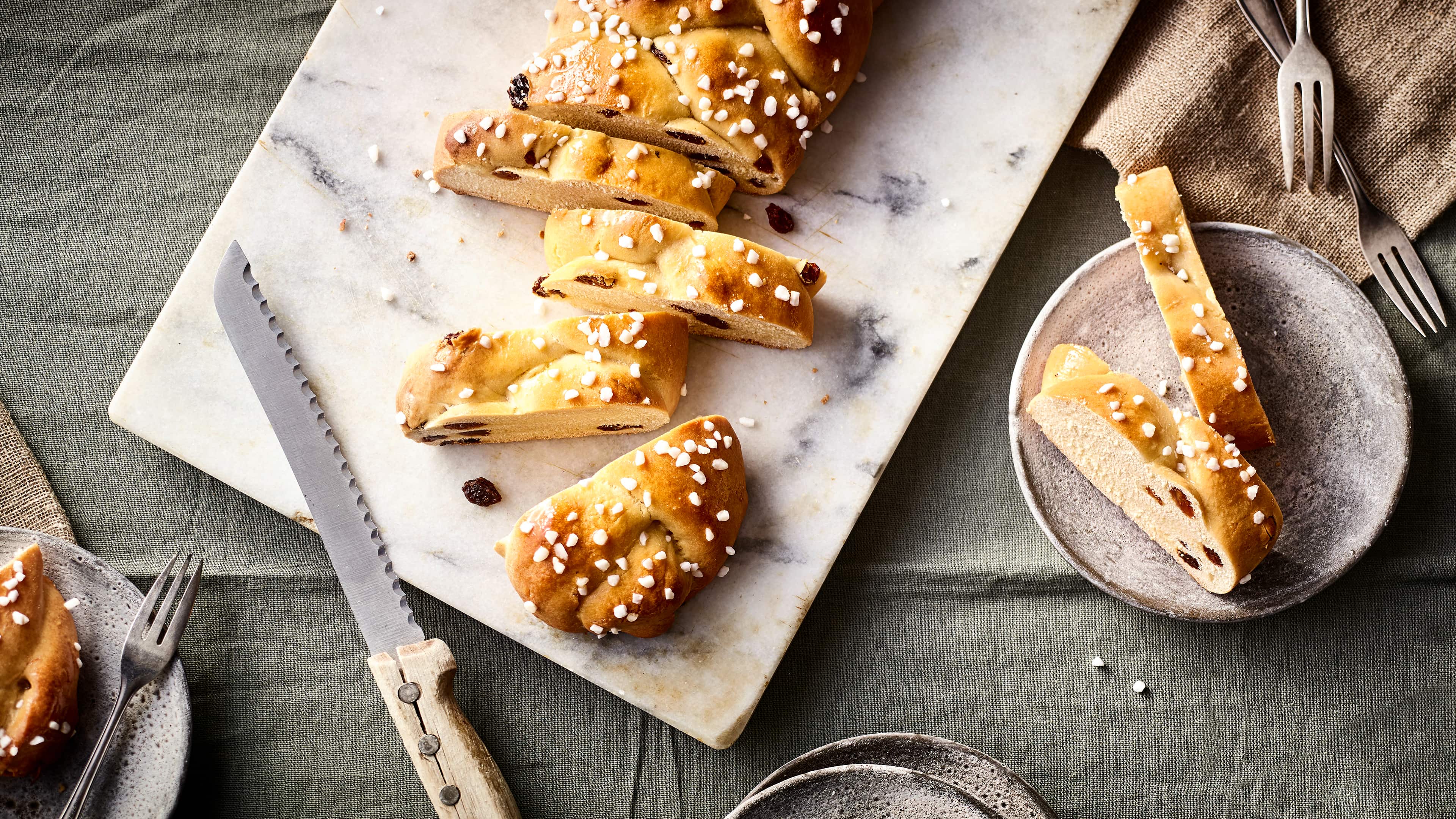 Hefezopf mit Rosinen - Rezept | EDEKA
