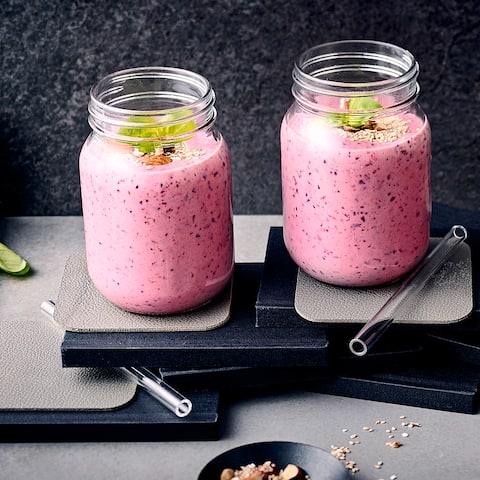 Super lecker und dazu auch noch richtig gesund! Probieren Sie Avocado doch einmal in einem Smoothie - püriert mit Heidelbeeren und Banane und dazu noch mit gemischten Kernen nach Belieben garniert, einfach köstlich!