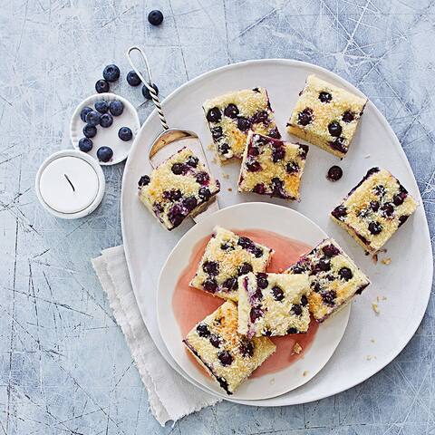Wunderbar locker geht es zu in diesem Sommertraum – dafür sorgt die Buttermilch. Mit ihrer leicht säuerlichen Note verleiht sie dem Heidelbeer-Kokos-Kuchen zudem eine herrliche Frische.