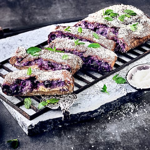 Backen Sie mit unserem Rezept einen köstlichen Heidelbeer-Strudel, der sogar vegan und laktosefrei ist! Mango und Kokos sorgen für ein exotisches Aroma.