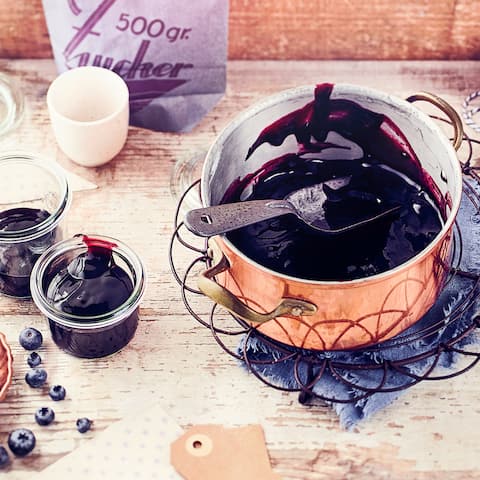 Wussten Sie schon, dass das Beerenobst Heidelbeere ein regelrechter Mangan-Booster ist? Schon 50 g der blauen Beeren liefern unseren Tagesbedarf dieses Spurenelementes, welches dazu beiträgt, die Zellen von oxidativem Stress zu schützen. Da nehmen wir direkt ein Kilogramm und stellen köstliche Heidelbeer Marmelade her. 
