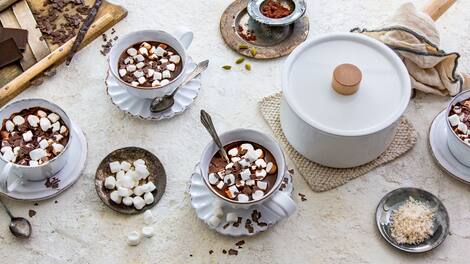 Dieses Rezept ist jede Versuchung wert. Selbstgemachte heiße Schokolade mit Sahne, Schokoraspeln und natürlich Marshmallows – für besondere Wohlfühlmomente. 