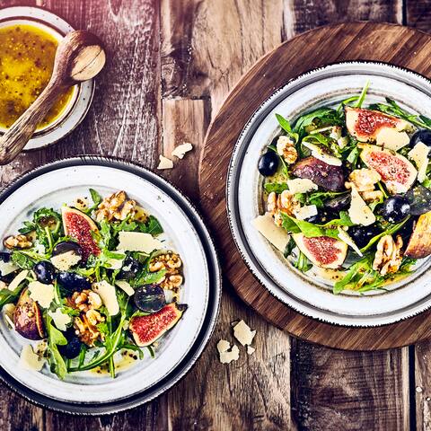 Eignet sich als schnelle Vorspeise oder Zwischenmahlzeit: Probieren Sie den herbstlichen Rucola-Salat mit Feigen und Trauben in Dijon-Senf-Sherry-Dressing! 