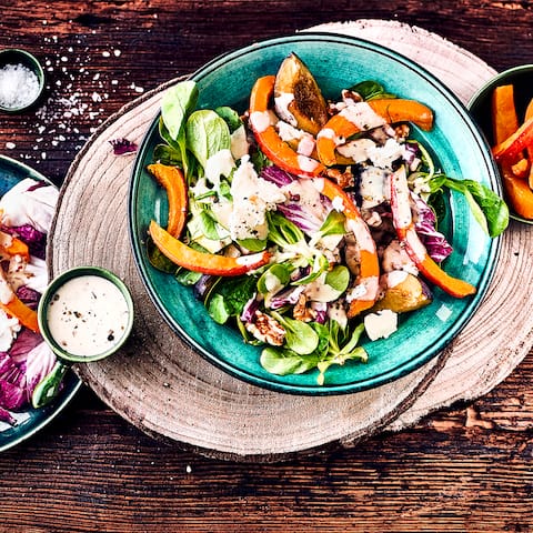 Erfrischende Zwischenmahlzeit: Probieren Sie unseren herbstlichen Salat mit Käse mit Feldsalat, Pflaumen, Hokkaido-Kürbis und Ziegenkäse.