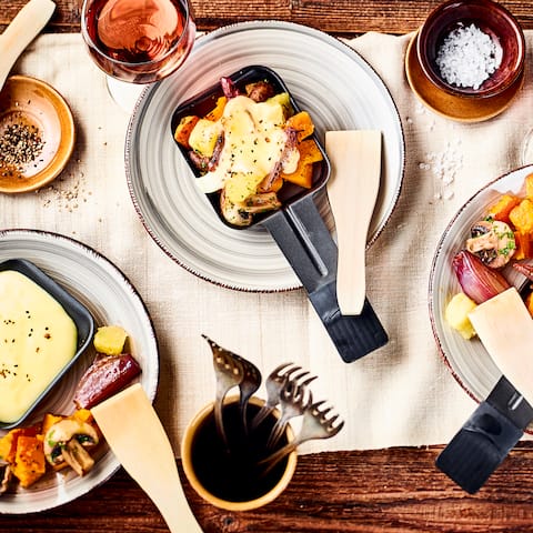 Kürbis. Lorbeer. Curry. Lassen Sie sich für Ihren Raclette Abend von unserem Rezept inspirieren und füllen Sie Ihre Pfännchen mit besonderen Zutaten.