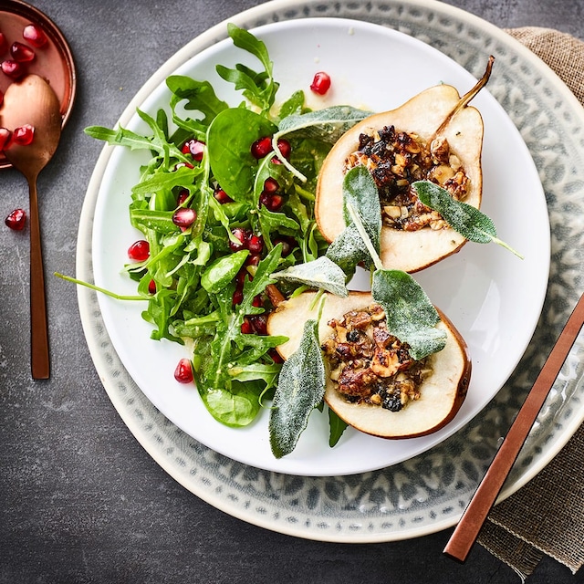 Lust auf einen fruchtigen und herzhaften Snack? Servieren Sie diese gefüllten Birnen mit Feldsalat und krossem Salbei als Vorspeise oder für zwischendurch.