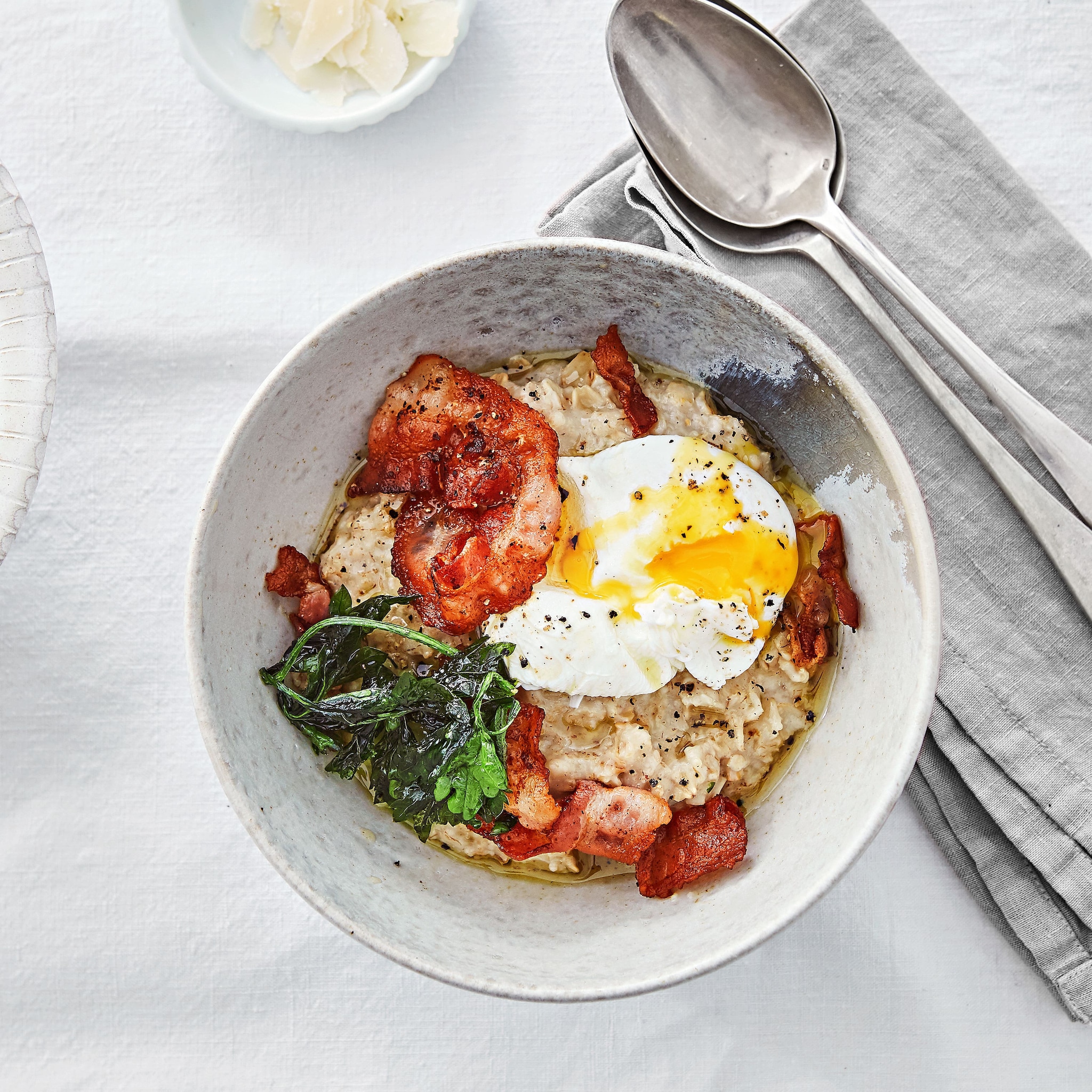 Herzhaftes Porridge mit Bacon & pochiertem Ei